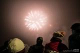 20170101211549_2533 (1 of 1)-31: Foto: V Nymburce sledovali novoroční ohňostroj ze břehu Labe